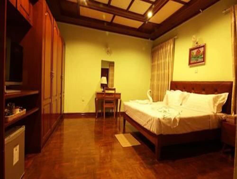 100 Moon Inn