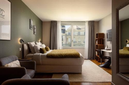 21 Foch Hotel