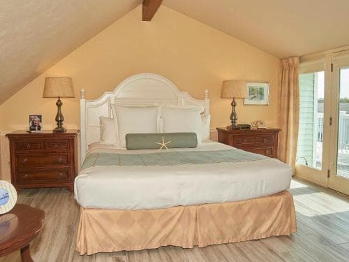 Anchor In Distinctive Waterfront Lodging
