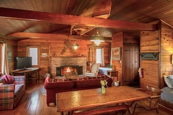 Four Mounds Inn
