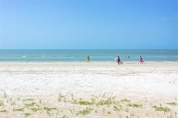 Windward Point Elevator Heated Pool 2 Br condo by RedAwning