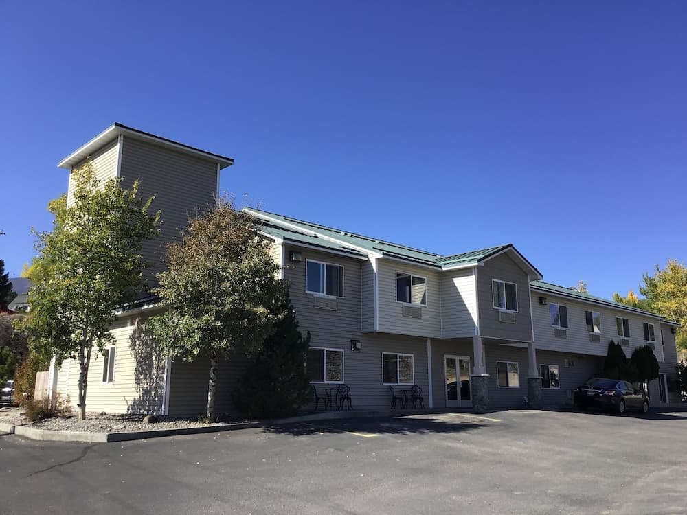 Super 8 by Wyndham Salmon