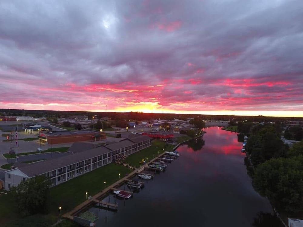 Fleetwood Inn & Suites
