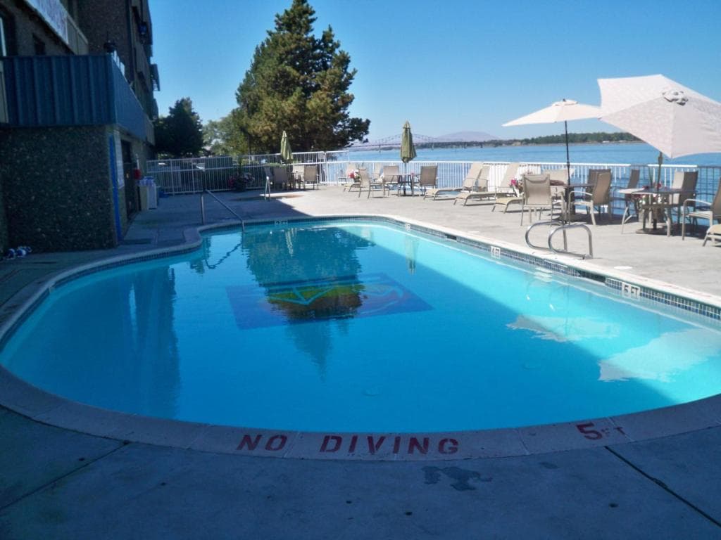 Clover Island Inn