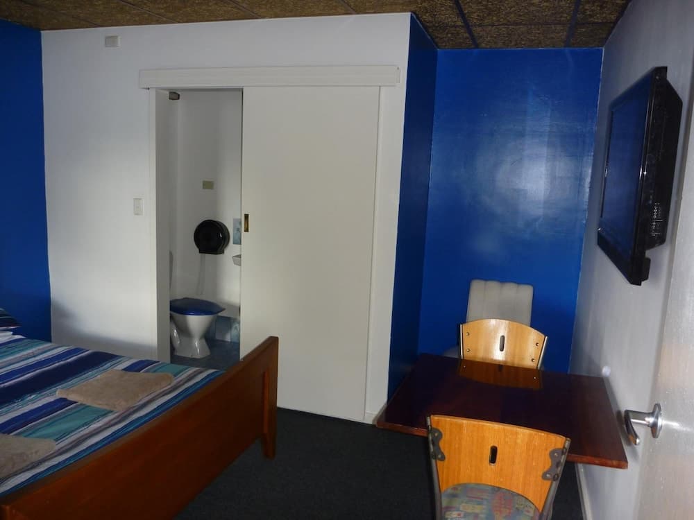 Adelaide Travellers Inn - Hostel