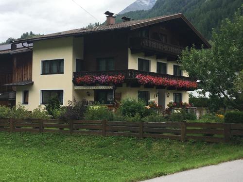 Kuen Adolf, Landhaus