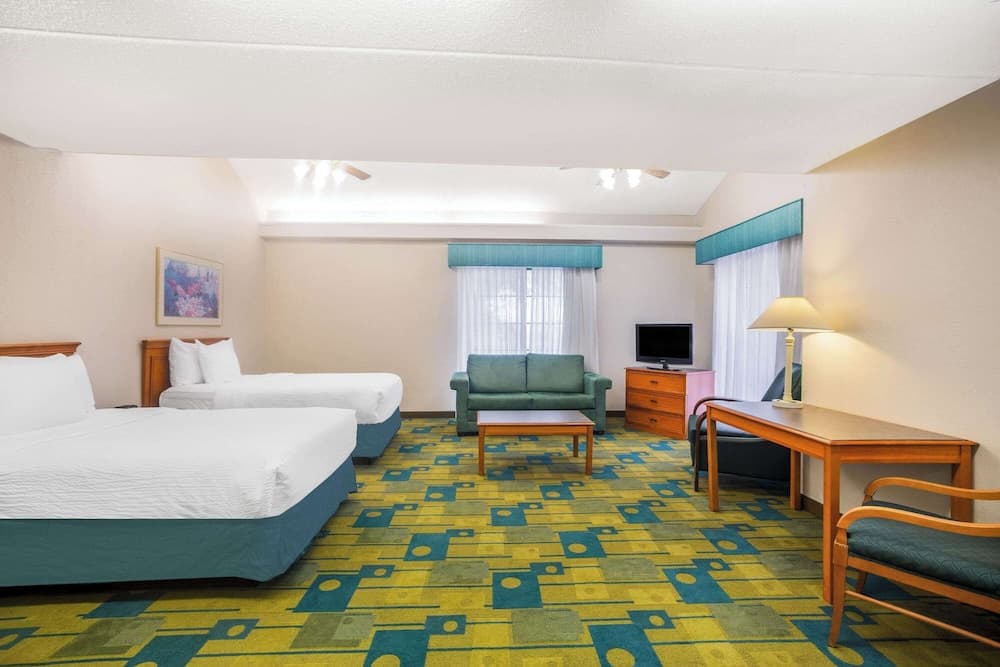 Super 8 by Wyndham Eagle Pass