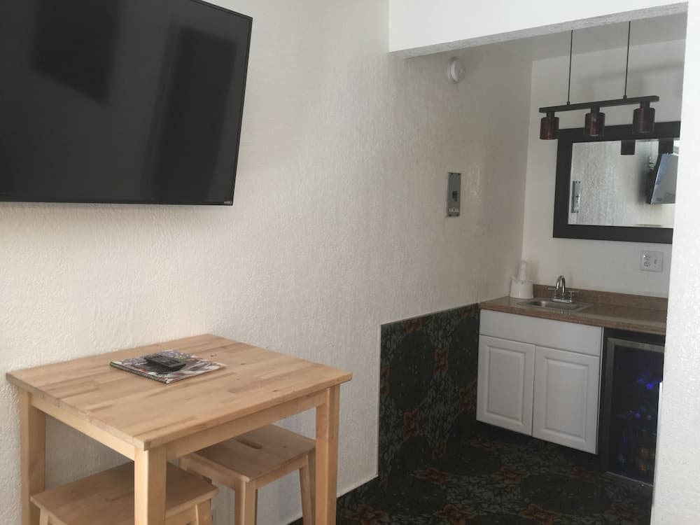 Tradewinds All Suite Hotel