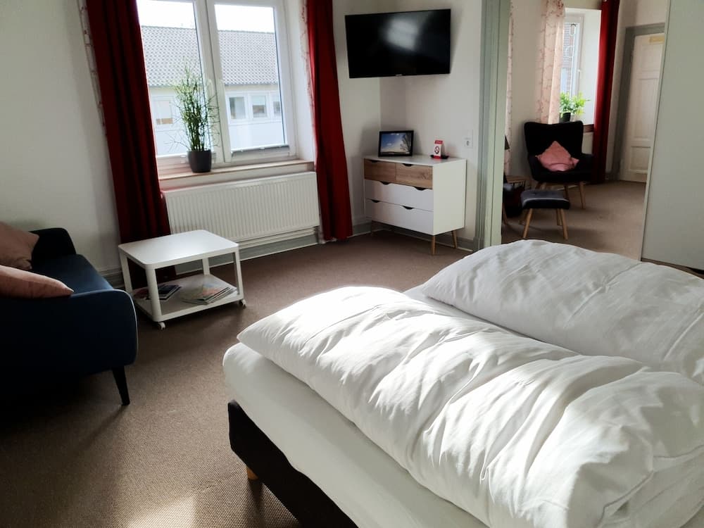 Bed & Kitchen