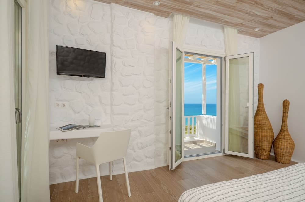 Cyano Suites