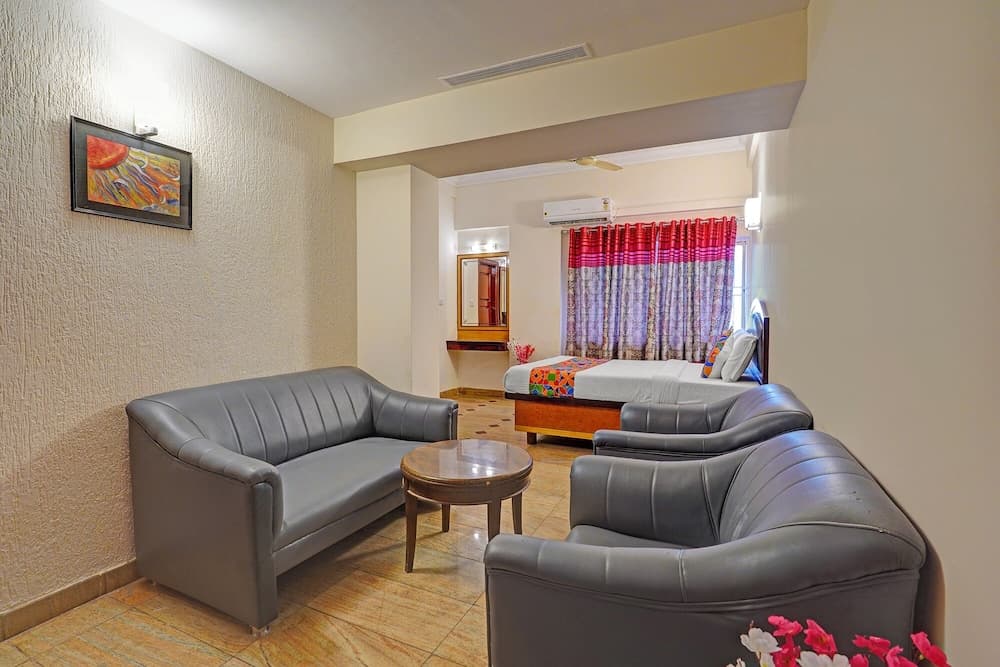 Fabhotel Aura Inn