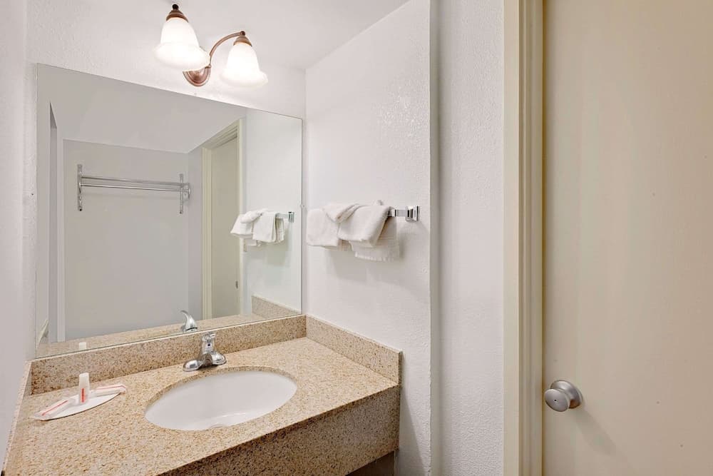 Super 8 By Wyndham Plainview