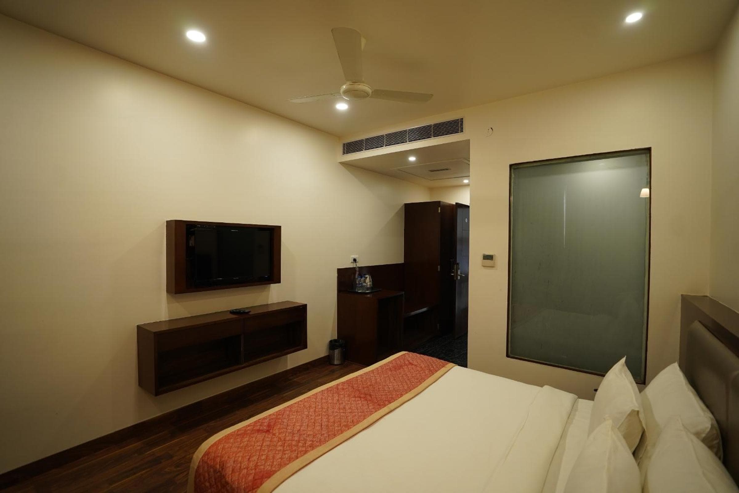 Nuitee hotel image