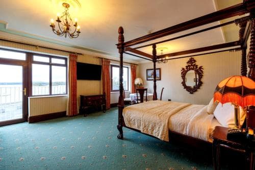 Lakeside Manor Hotel