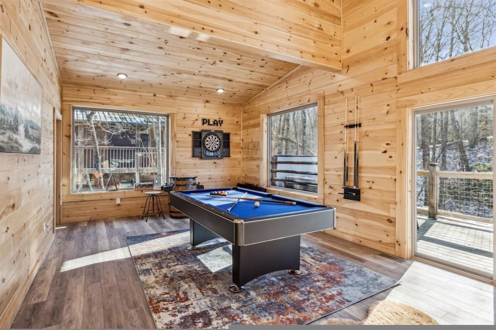 Brand New Cabin Wfire Pit, Hot Tub, Gameroom