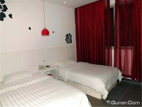 V8 Hotel