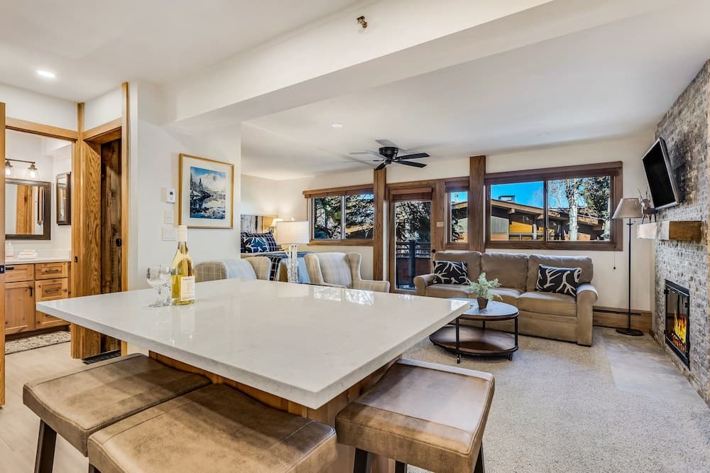 Laurelwood Condominiums 108