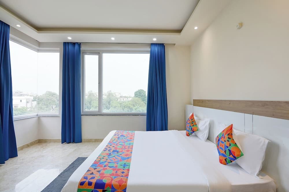 Fabhotel Skylight Inn