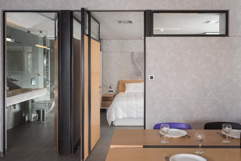 Icarus Hotel