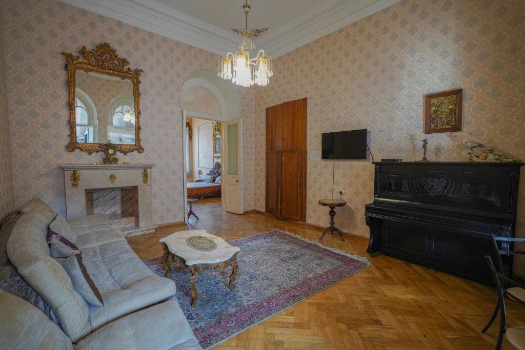 Leon Rooms