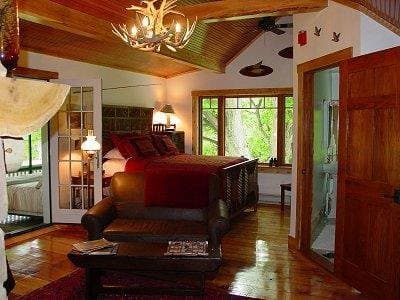 White Pillars Lodging