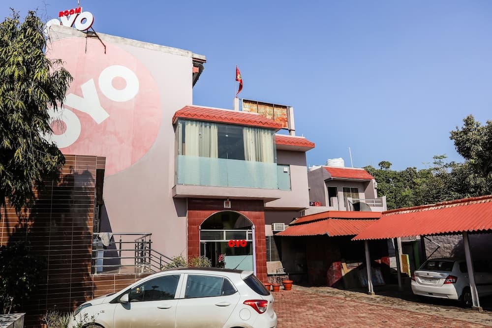 Oyo 30366 German Cafe