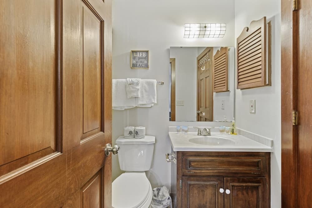Spacious Modern Condo - 1st Floor - One Block to the Beach