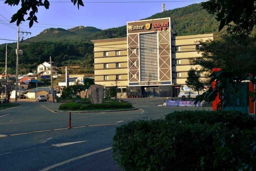 Enter Motel