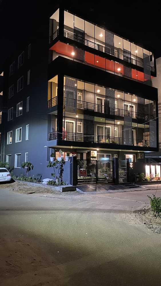 BK Studio And Rooms Near Huda City Centre
