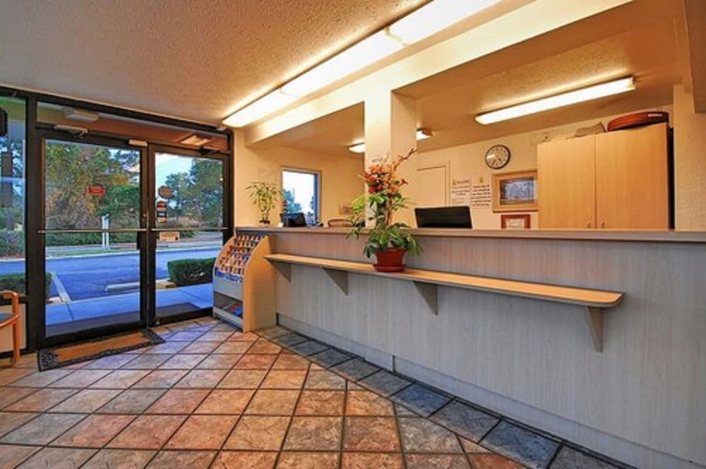 Super 6 Inn & Suites