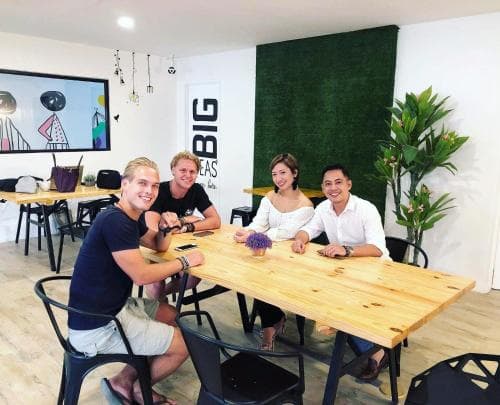 Murals Hostel And Cafe