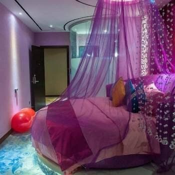 Ease Hotel