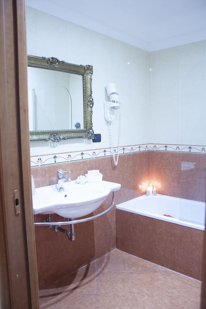 Caroline Suite