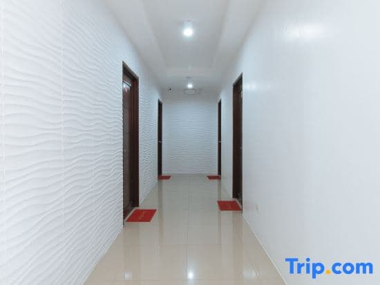 RedDoorz Plus at DBuilders Poblacion BGC