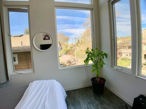 Lofty Studio Prime Cap Hill Area Mins to Downtown