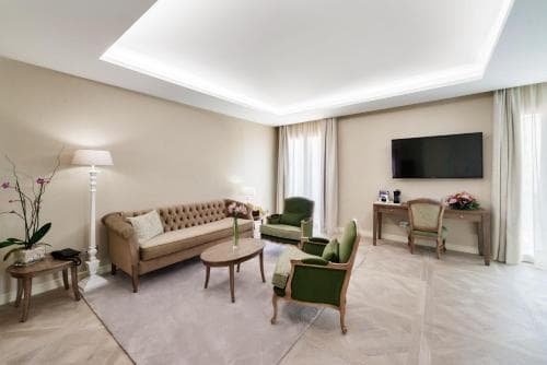 Lamaro Hotel