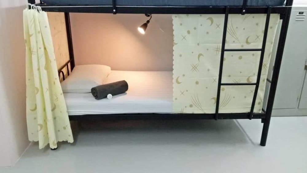 Hawk Hotel & Hostel