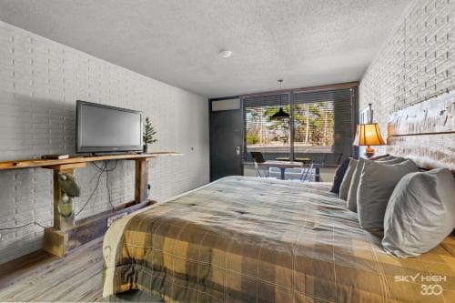 Stonegate Lodge - Pool & Firepits Room #208