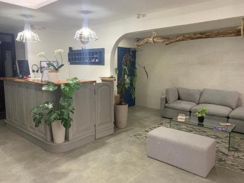 Berlor Airport Inn