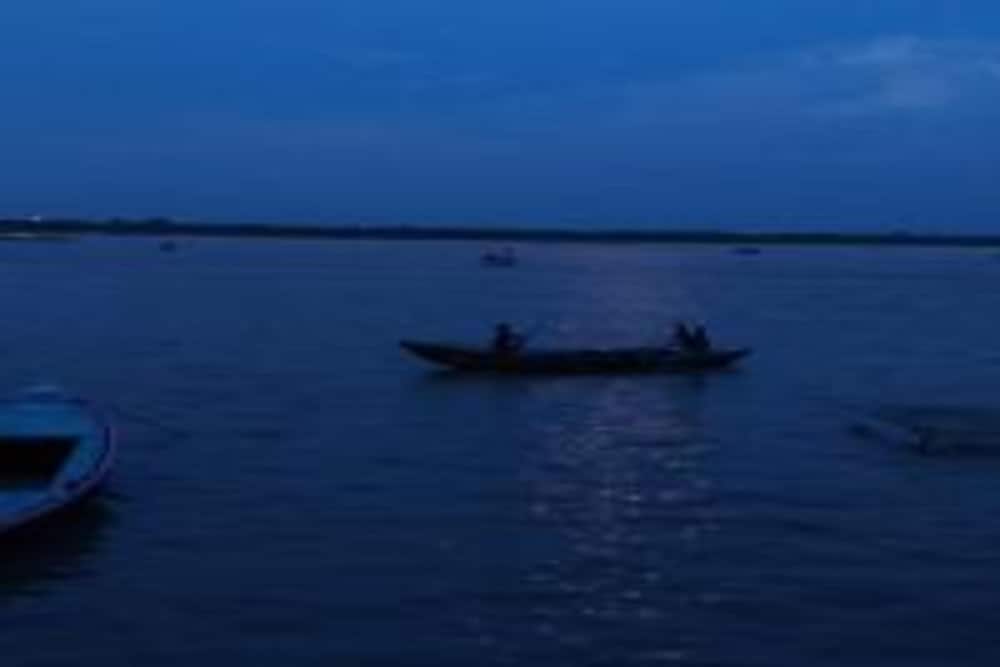 On The Ghat by Howdy Hostels