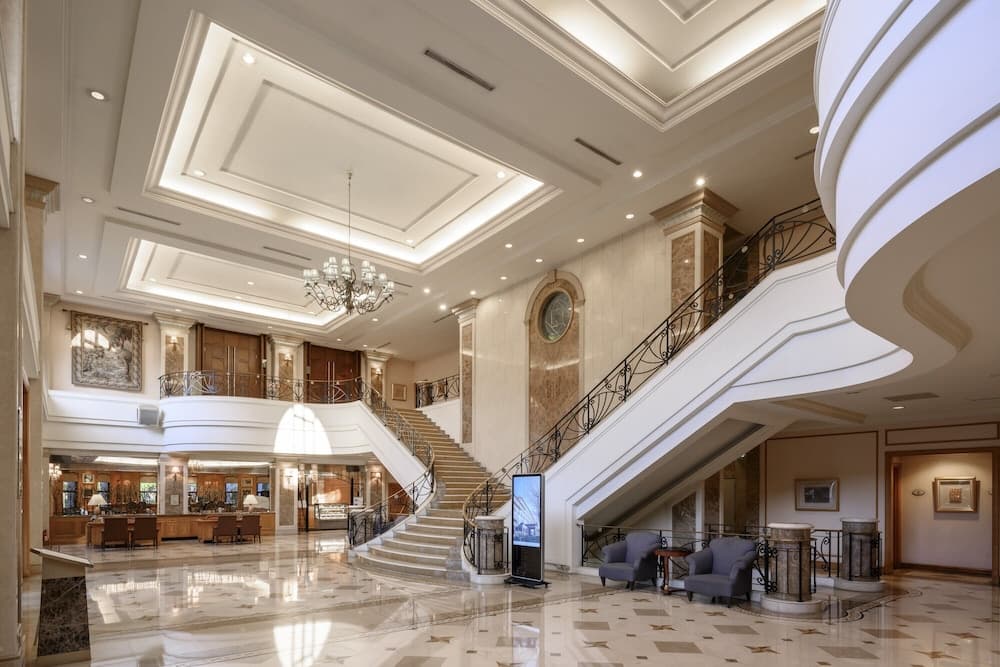 Lakeshore Hotel