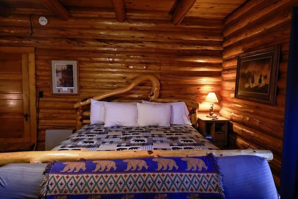 Twin Pines Lodge & Cabins