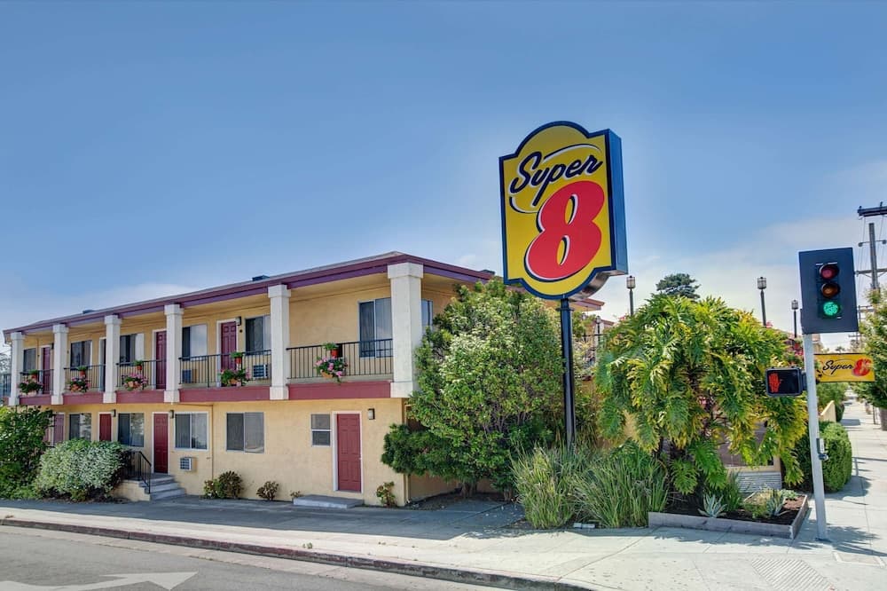 Super 8 by Wyndham Santa Cruz Beach Boardwalk