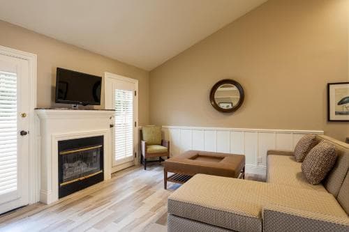 Lighthouse Lodge And Cottages