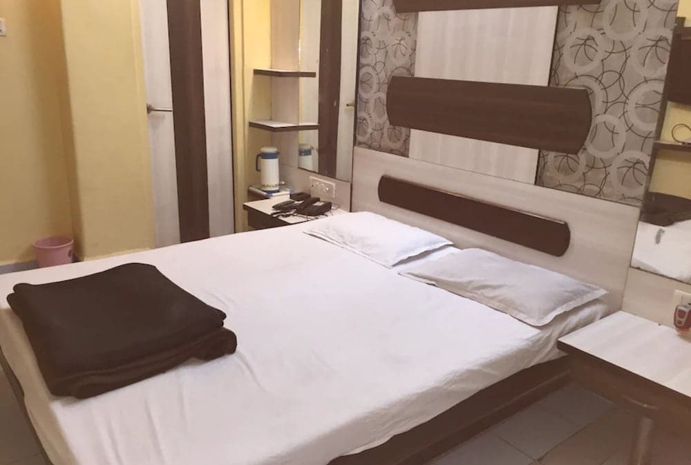 Goroomgo New Crown Indore