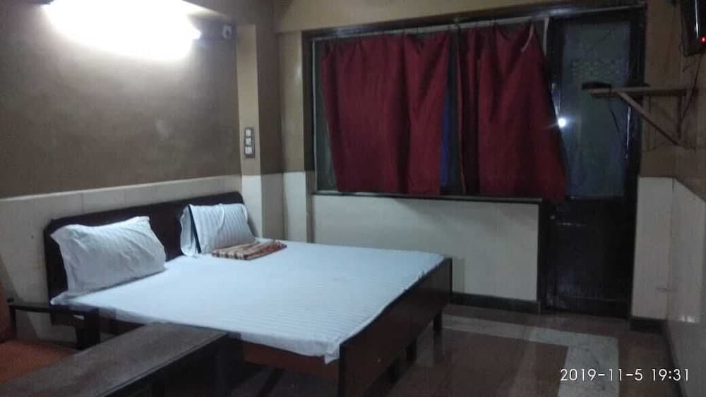 iROOMZ Subhadra Comforts