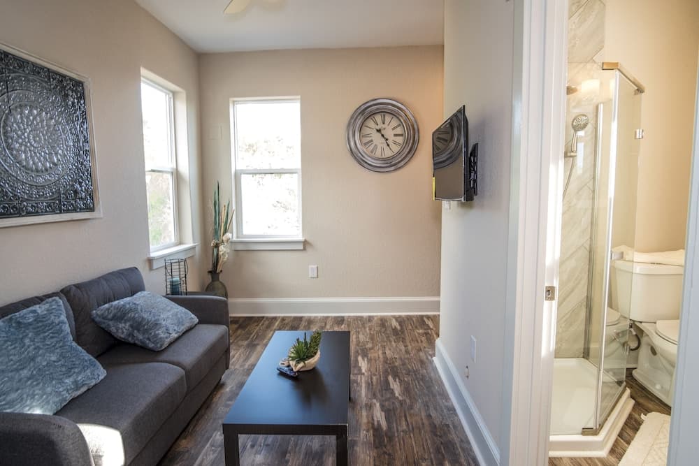 Beautiful Guest House on New Built Home Near Downtown