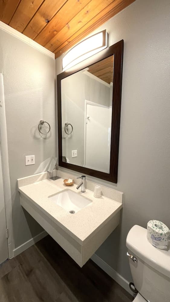 Tides Inn & Suites