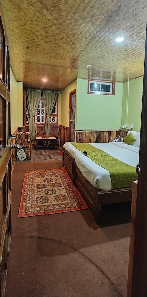 Hotel Ravongla Star