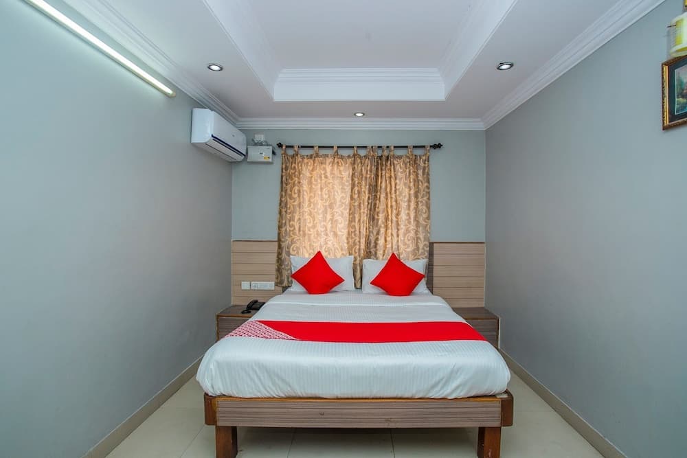 OYO Flagship 18338 White Fort